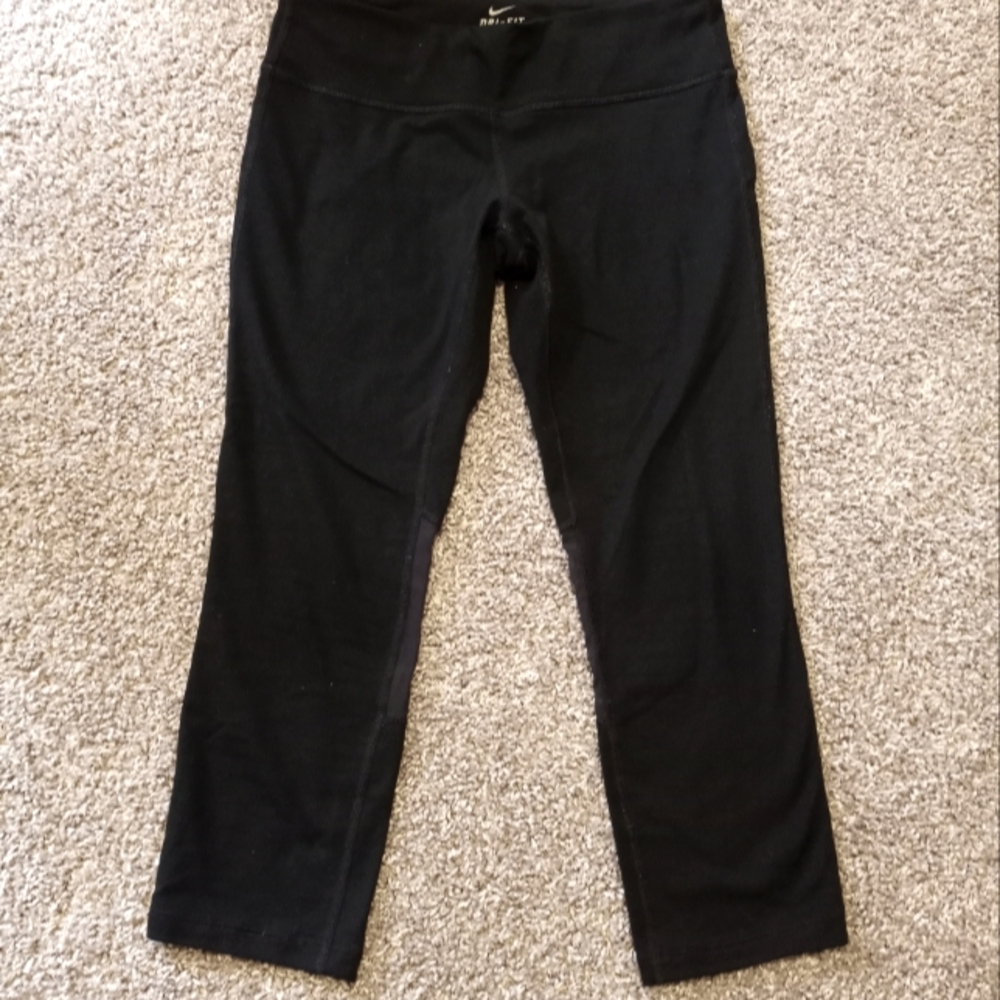 NIKE Capri Style Leggings